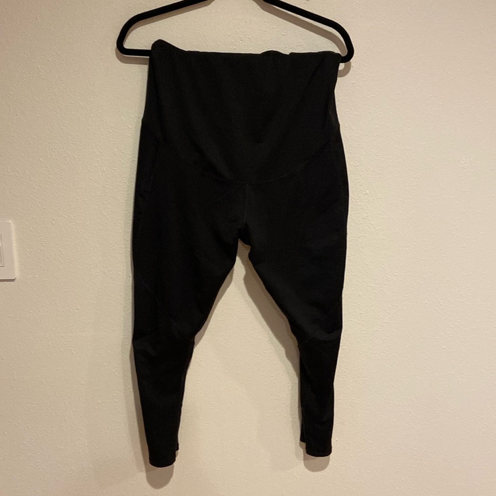 Maternity workout capris, Size Large.